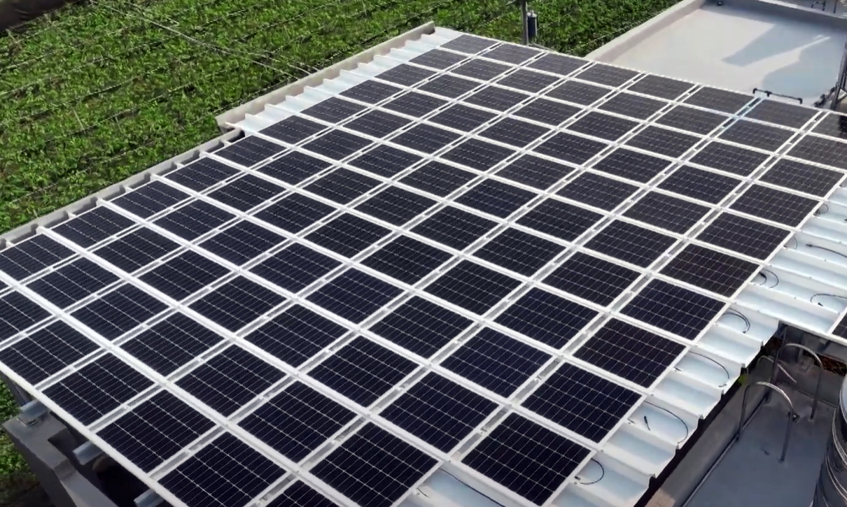 威尼斯wns9778SunSteel光電浪板升級雙玻結(jié)構(gòu)，以提升機(jī)械負(fù)載強(qiáng)度及氣候耐候度，可廣泛運(yùn)用于多元場域