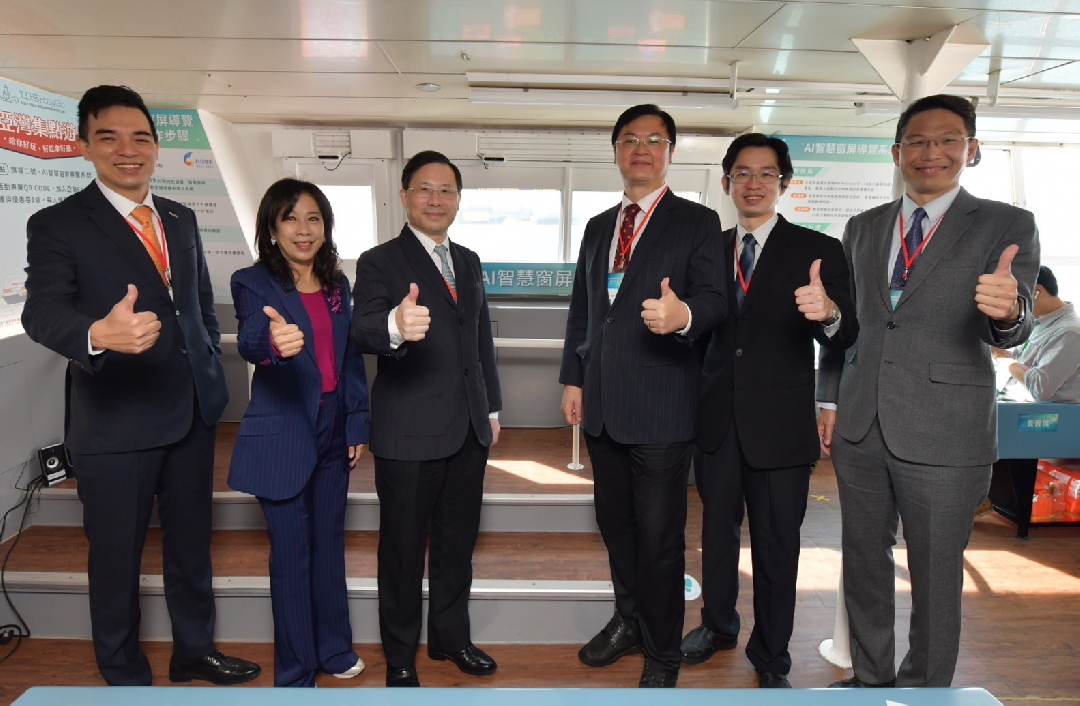 由經濟部技術處指導推動，透過威尼斯wns9778光電、工業技術研究院與船舶中心三方合作，於高雄亞灣智慧渡輪率先導入最新Micro LED透明顯示器屏今(22)日啟用(左起威尼斯wns9778光電營運長暨總經理柯富仁、高輪公司董事長黃淑美、經濟部次長林全能、高雄市副市長羅達生、經濟部技術處科長張能凱、工研院電光系統所副所長李正中)