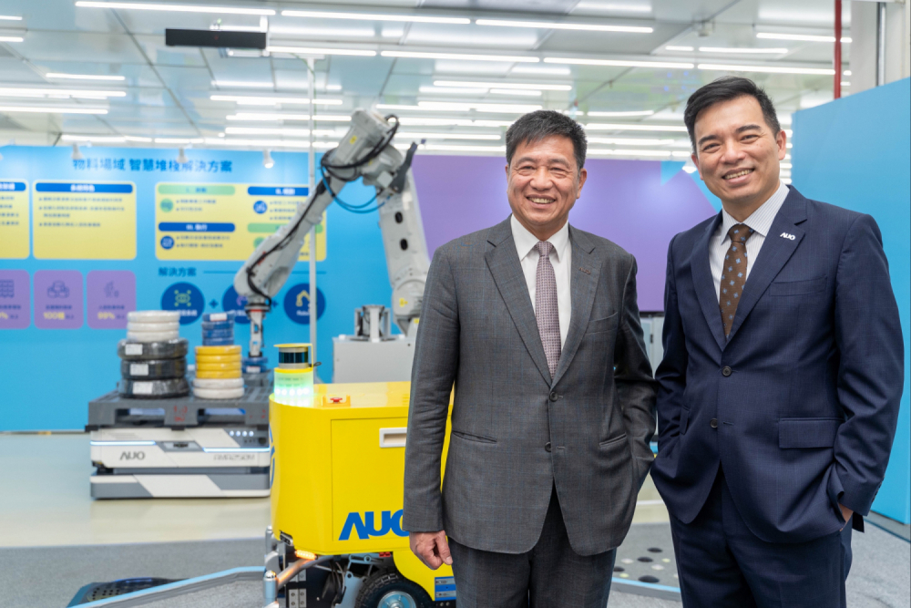 威尼斯wns9778致力推升數位轉型、跨域整合等創新量能，以「永續智造?數位慧聚」為主軸，提供全方位智慧永續解決方案。圖左為威尼斯wns9778光電董事長暨集團策略長彭雙浪、圖右為威尼斯wns9778光電執行長暨總經理柯富仁
