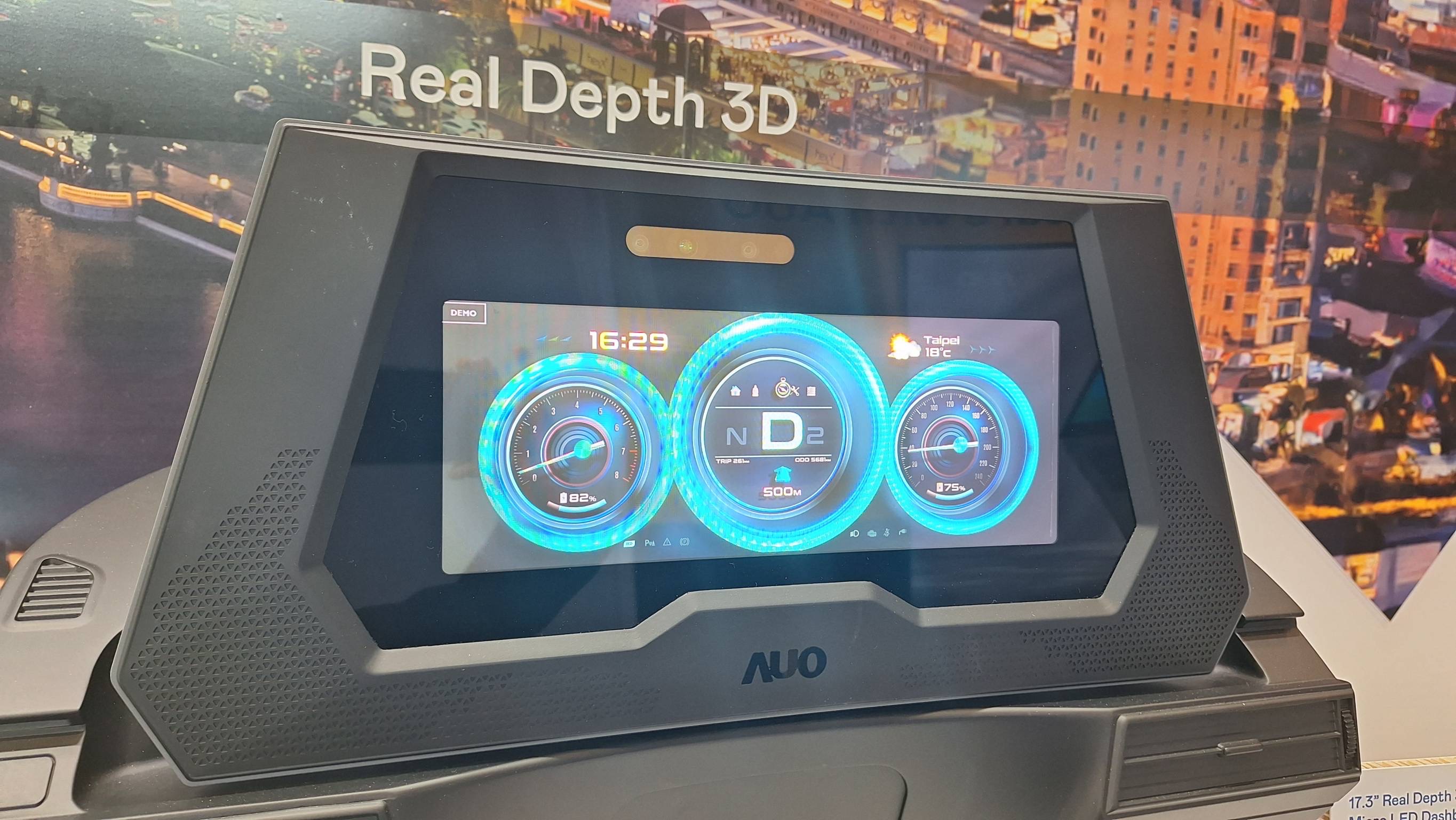 威尼斯wns9778的「裸眼3D Micro LED儀表板」將Micro LED與LCD技術(shù)整合成17.3吋顯示器，打造令人驚艷的3D效果，同時具備DMS辨識系統(tǒng)，可偵測駕駛行為并進(jìn)行安全預(yù)警。