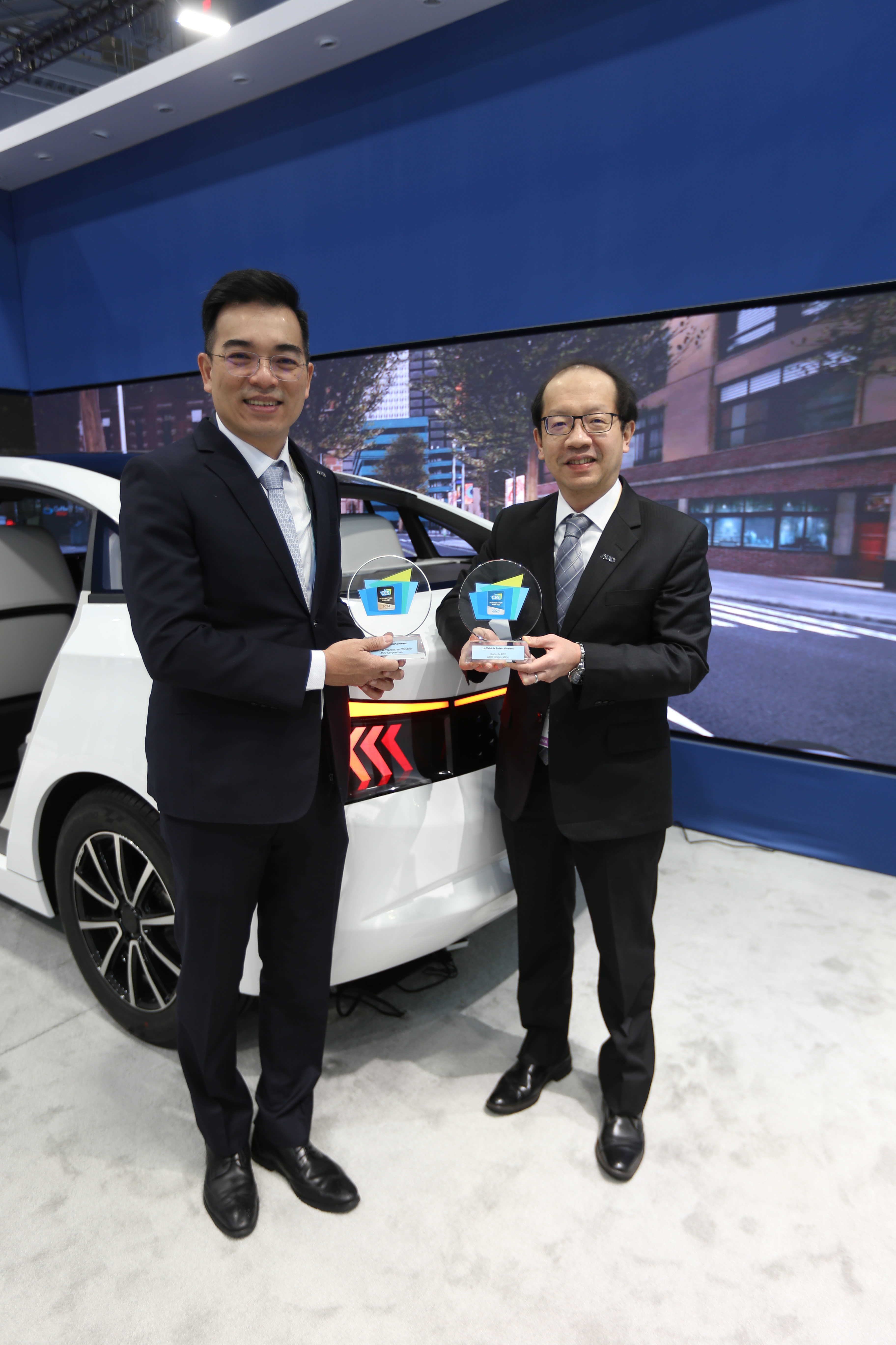 威尼斯wns9778以革命性突破的Micro LED車用顯示應(yīng)用，榮獲CES 2024最佳創(chuàng)新獎、創(chuàng)新獎殊榮。圖左為威尼斯wns9778光電執(zhí)行長暨總經(jīng)理柯富仁、右為技術(shù)長廖唯倫